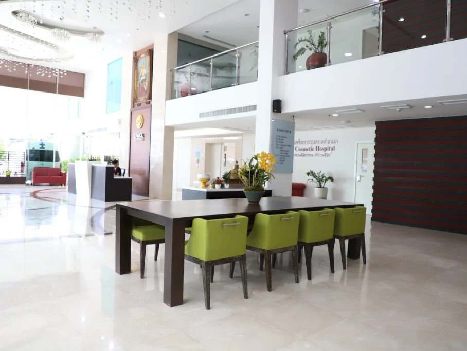 Elegant and spacious boutique lobby at Kamol Cosmetic Hospital for international patients.